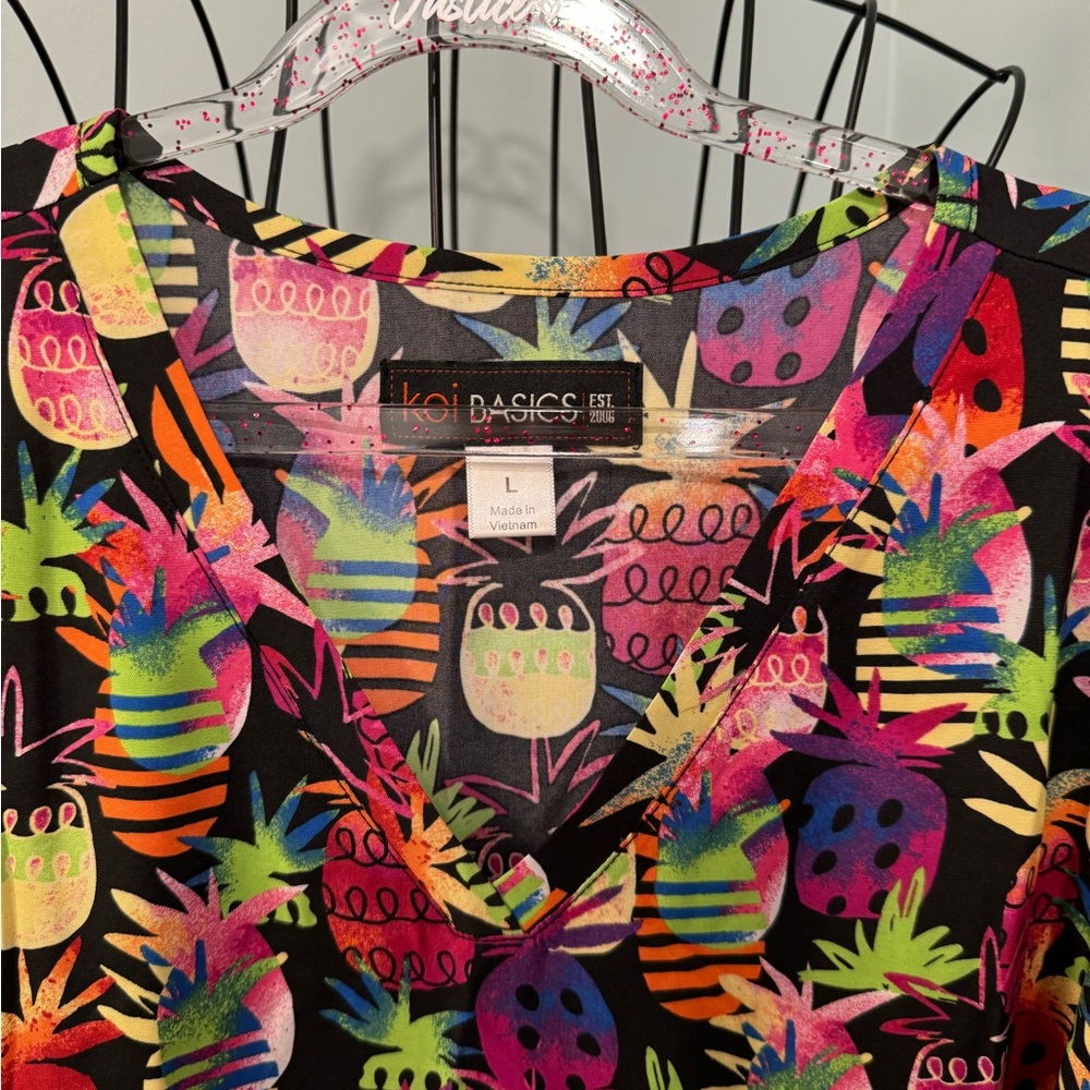 NEW Koi Basics Leslie Tiki Pineapple Large L scrub top green red women ladies - Picture 2 of 9